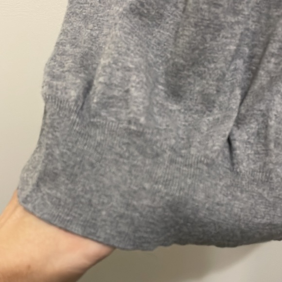 Gap gray v-neck sweater (sz m) - Picture 7 of 11